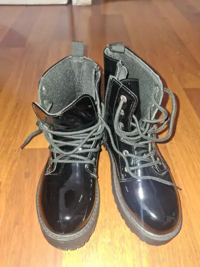 Botas negras de charol - miniatura 1