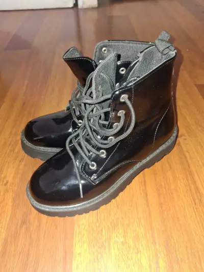 Botas negras de charol - miniatura 2