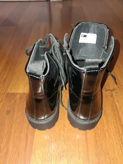 Botas negras de charol - miniatura 3