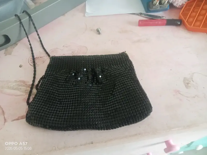 Cartera de malla negra pequeña