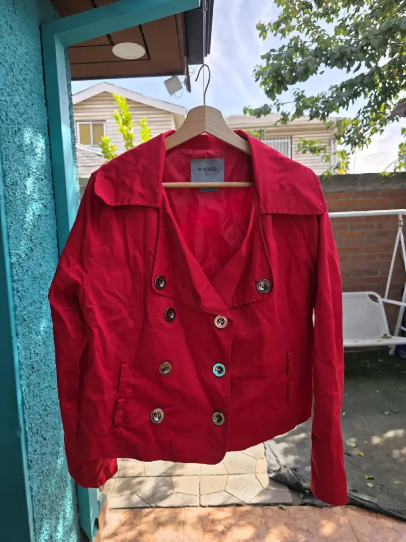 Chaqueta roja de botones dobles - 1
