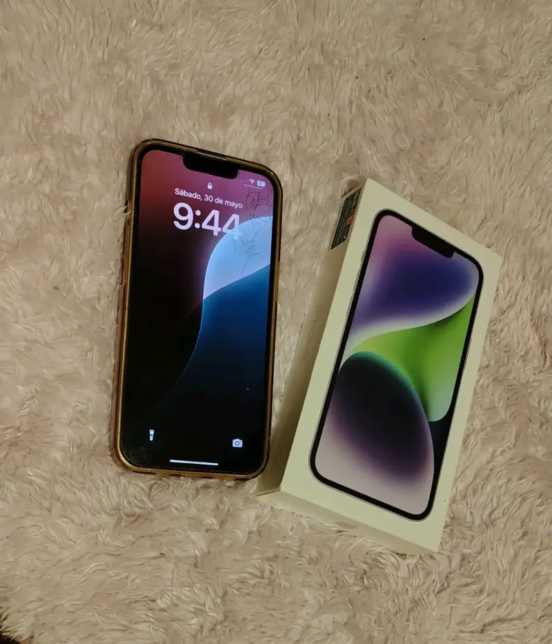 iPhone 14 con pantalla quebrada en la esquina - 1