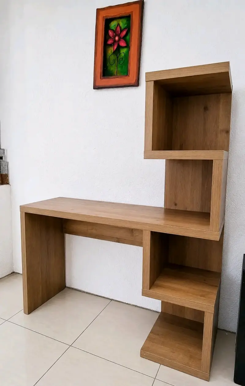 Escritorio de madera con estantes - 1