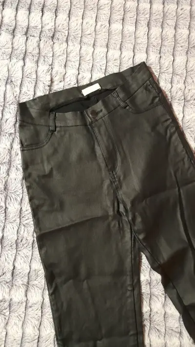 Pantalones negros de cuero sintético - miniatura 2