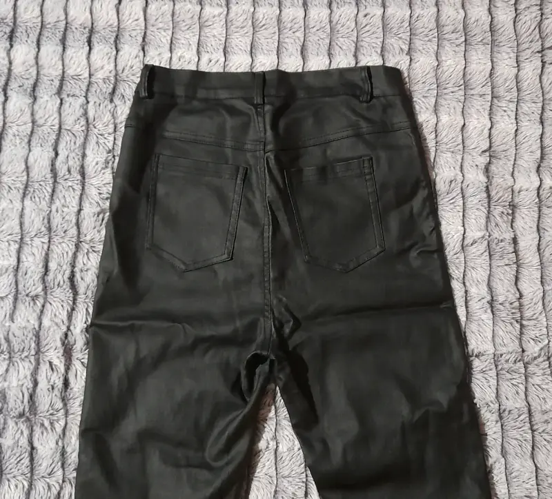 Pantalones negros de cuero sintético - 3