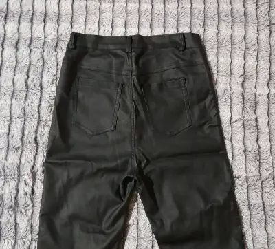 Pantalones negros de cuero sintético - miniatura 3