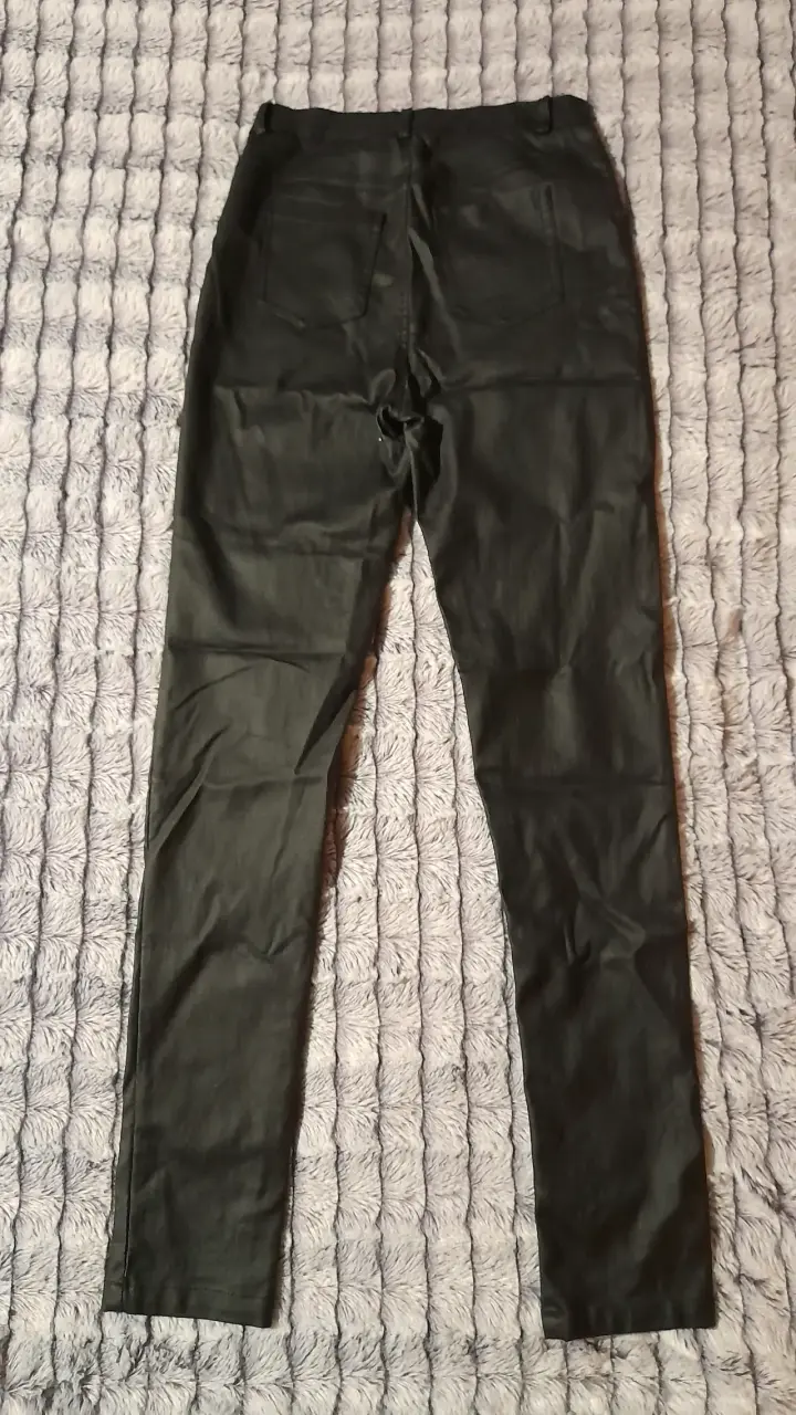 Pantalones negros de cuero sintético - 4
