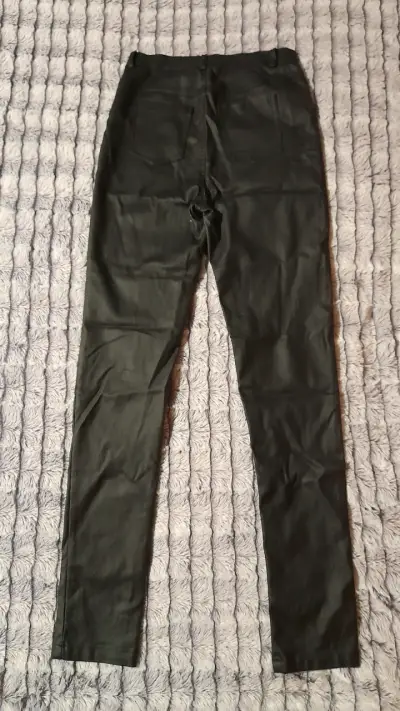 Pantalones negros de cuero sintético - miniatura 4