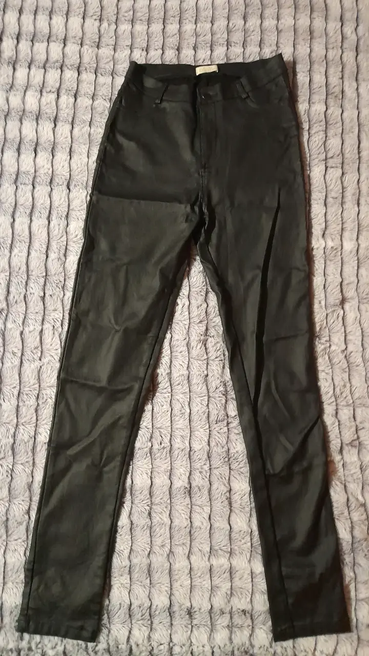 Pantalones negros de cuero sintético - 5