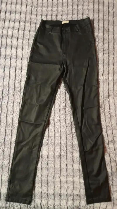 Pantalones negros de cuero sintético - miniatura 5