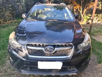 Auto SUV gris oscuro metálico - miniatura 1