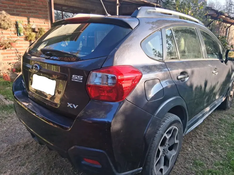 Auto SUV gris oscuro metálico - 2