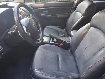 Auto SUV gris oscuro metálico - miniatura 4