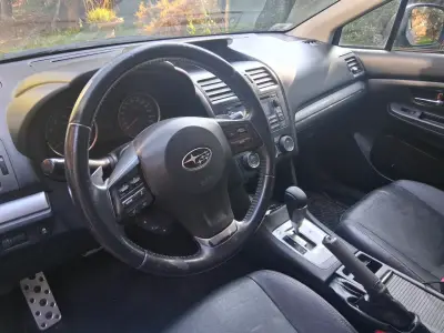 Auto SUV gris oscuro metálico - miniatura 6