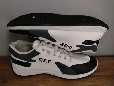 Zapatillas deportivas blancas y negras - miniatura 1