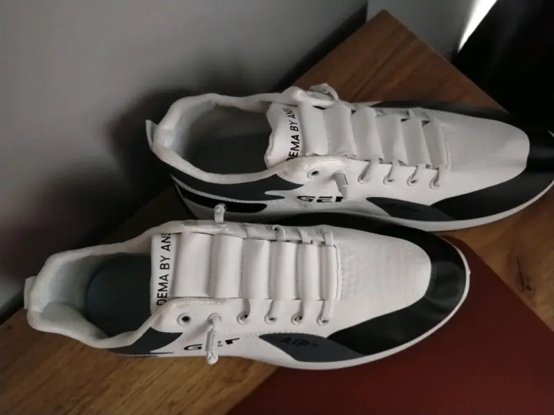 Zapatillas deportivas blancas y negras - 2