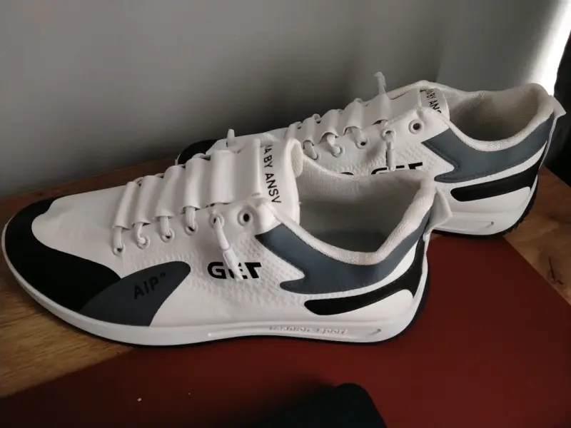Zapatillas deportivas blancas y negras - 3