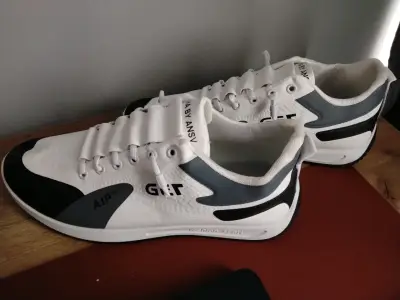 Zapatillas deportivas blancas y negras - miniatura 3