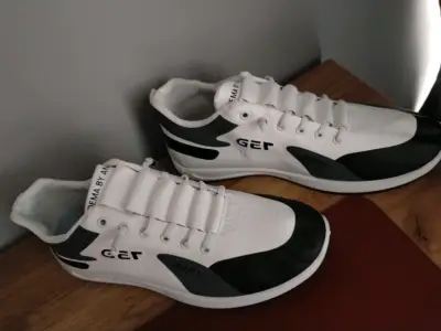 Zapatillas deportivas blancas y negras - miniatura 4