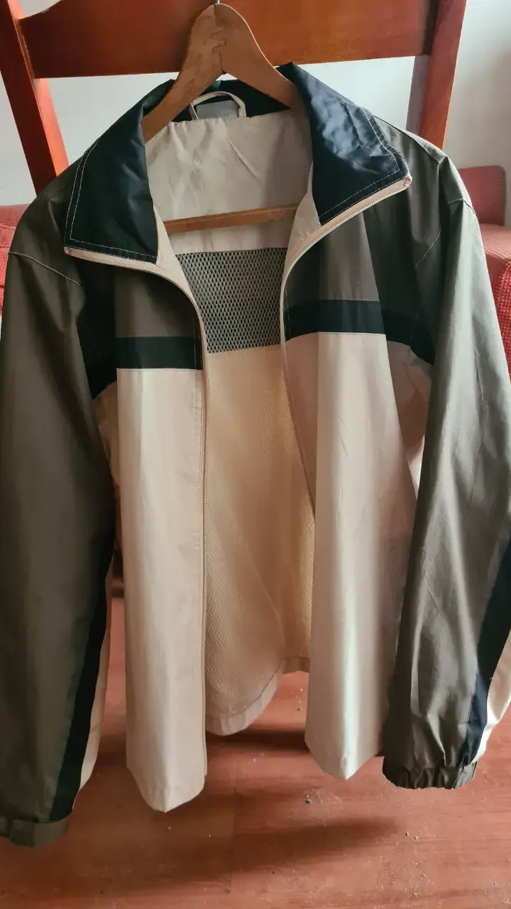 Cortaviento beige y negra - 1