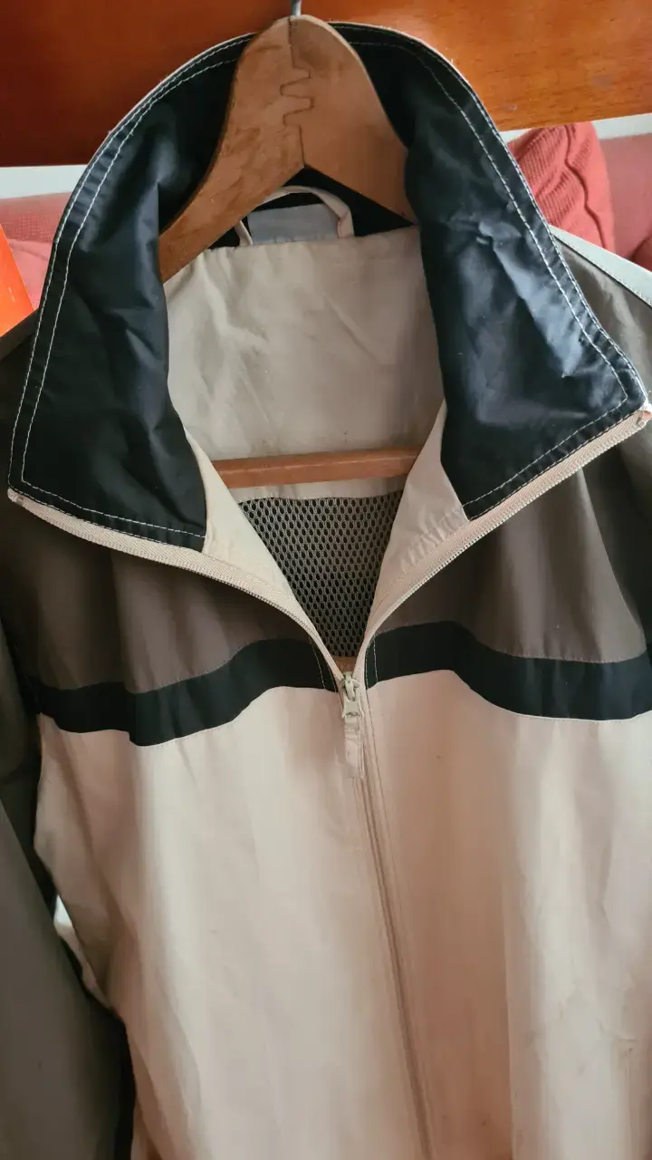 Cortaviento beige y negra - 4