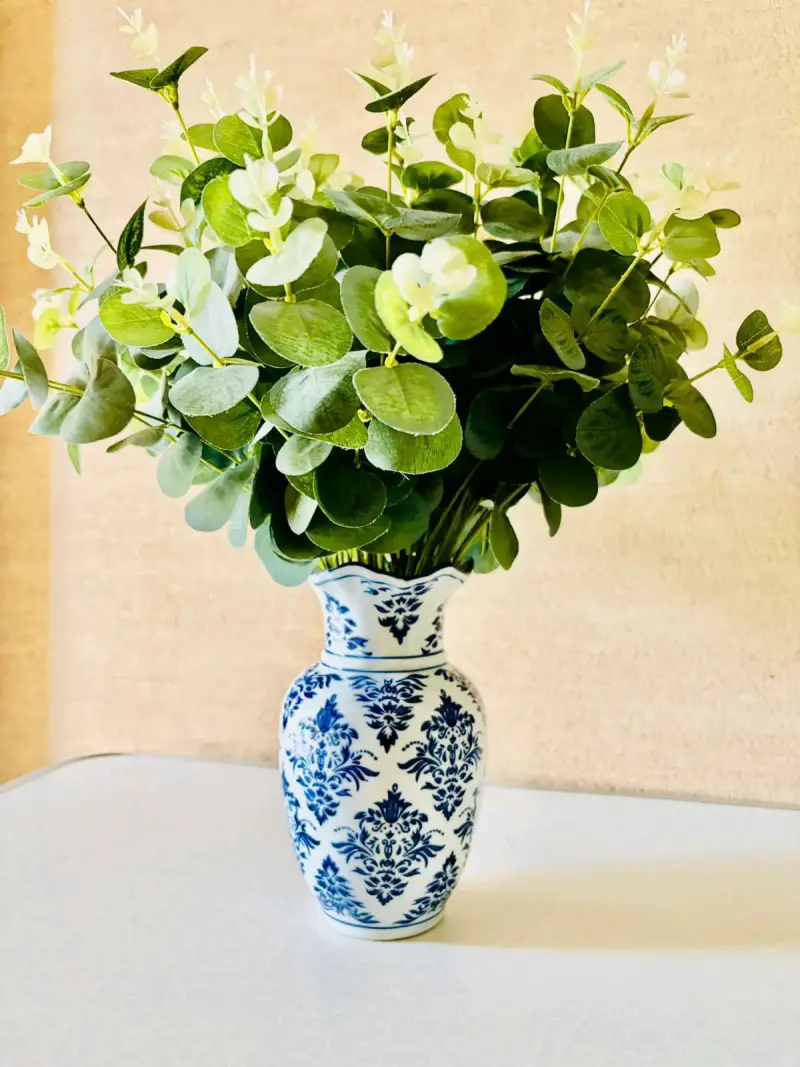 Florero azul con diseño floral