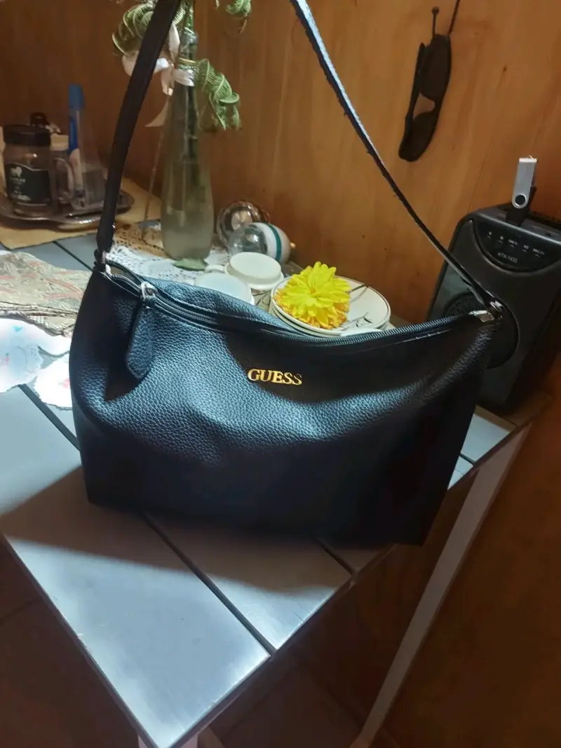Cartera negra Guess