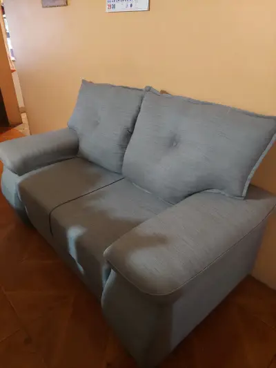 Sofá de dos plazas gris - miniatura 1