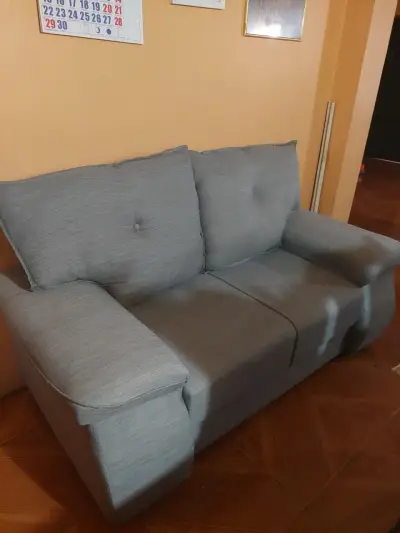 Sofá de dos plazas gris - miniatura 2