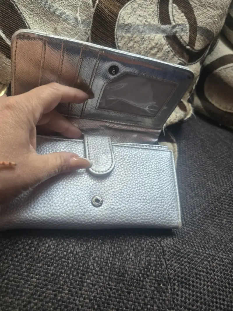 Billetera plateada con broche y cierre - 1