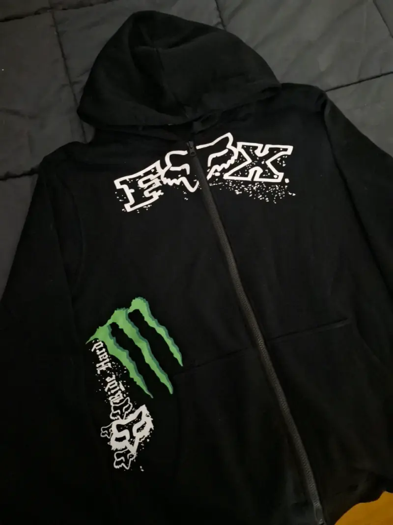Polerón negro con logo Fox monster