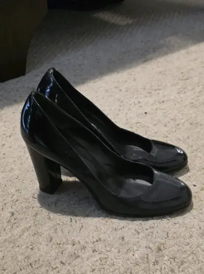Tacones negros de charol - miniatura 1
