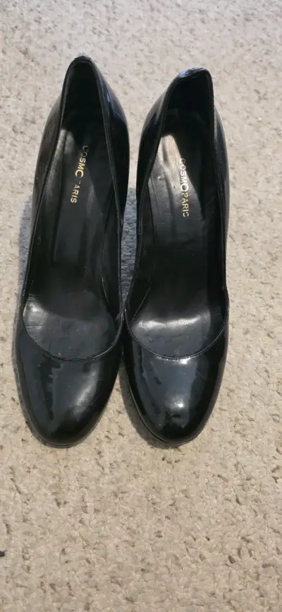 Tacones negros de charol - miniatura 3