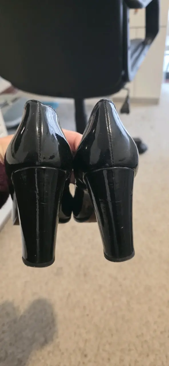Tacones negros de charol - 4