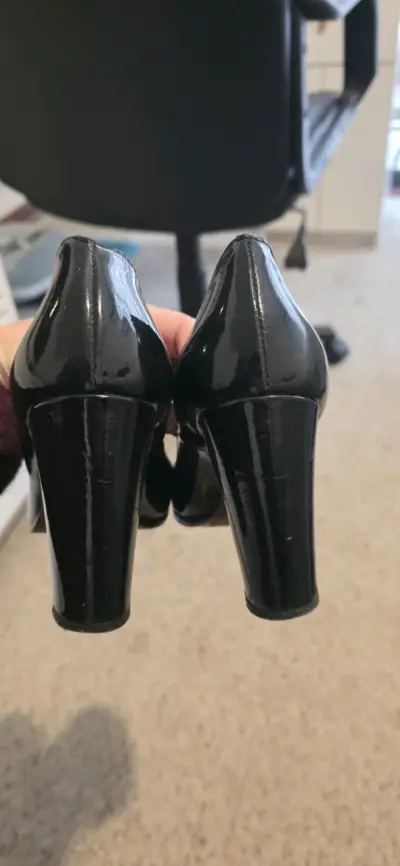 Tacones negros de charol - miniatura 4
