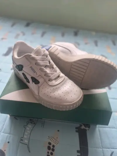 Zapatillas blancas Puma con mariposas - miniatura 1