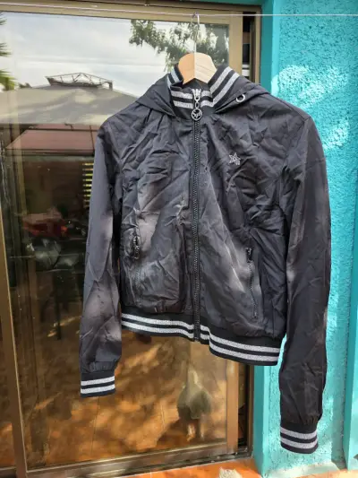 Chaqueta negra con capucha - miniatura 1