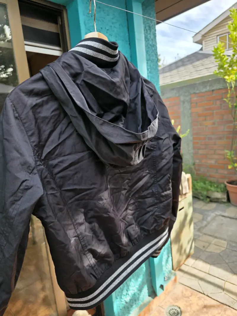 Chaqueta negra con capucha - 3