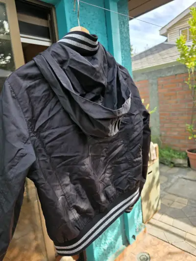 Chaqueta negra con capucha - miniatura 3