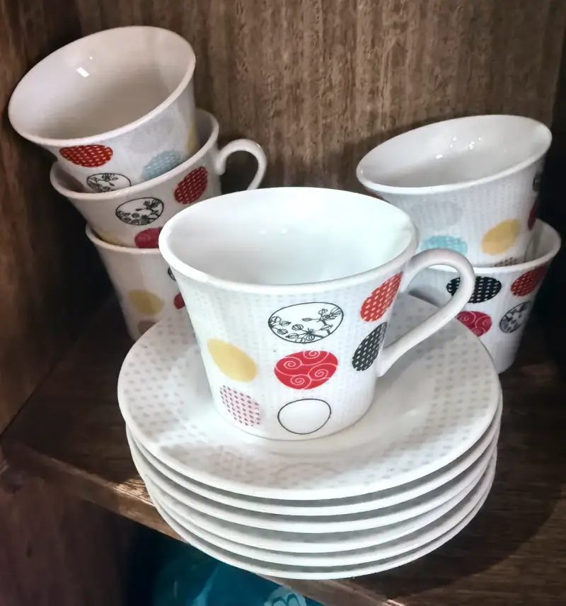 Juego de tazas con platos decorativos - 1