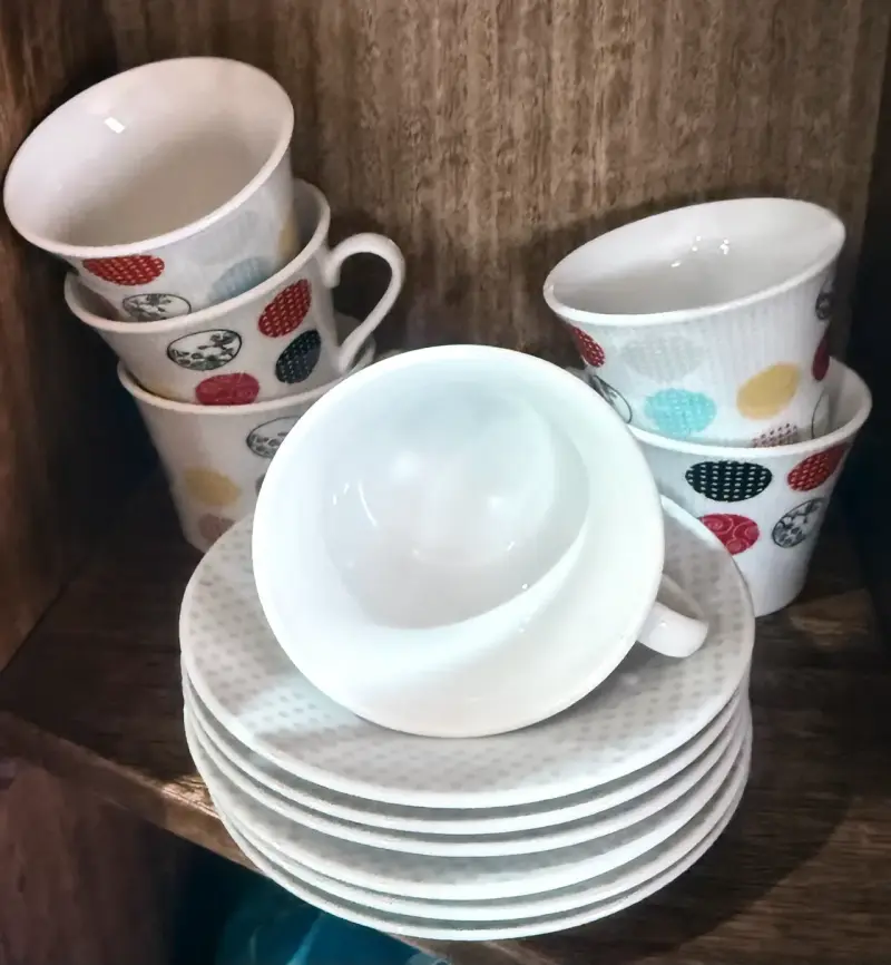 Juego de tazas con platos decorativos - 2