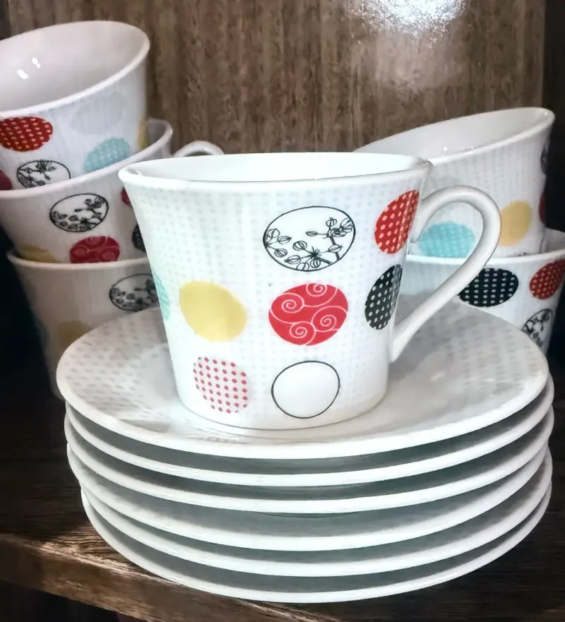 Juego de tazas con platos decorativos - 3
