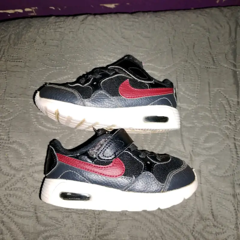Zapatillas negras de niño con logo rojo - 1
