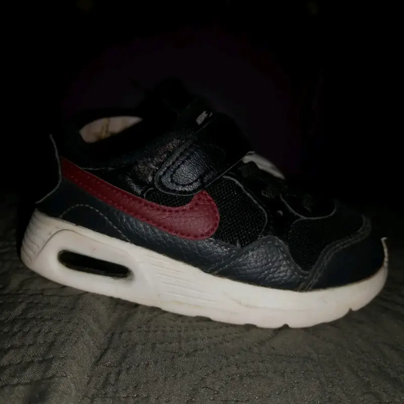 Zapatillas negras de niño con logo rojo - 2
