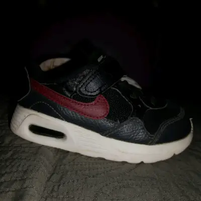 Zapatillas negras de niño con logo rojo - miniatura 2