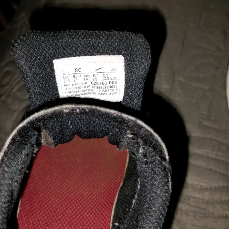 Zapatillas negras de niño con logo rojo - 3
