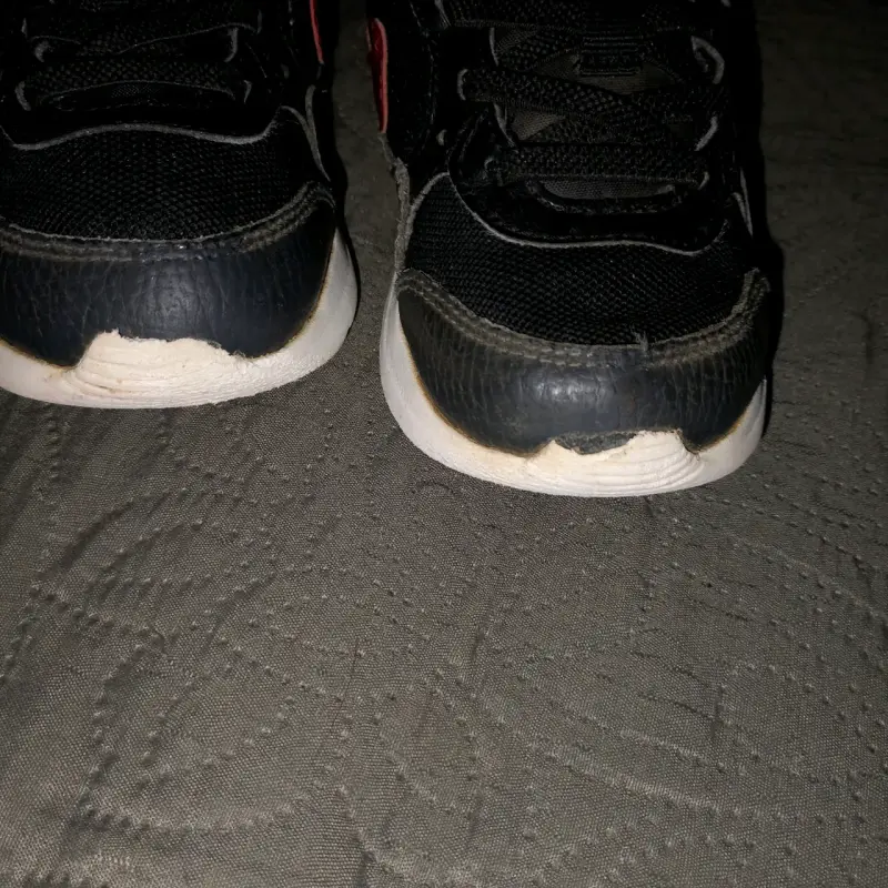 Zapatillas negras de niño con logo rojo - 4