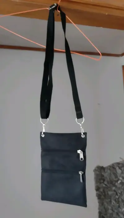 Bandolera negra con cierres - miniatura 1