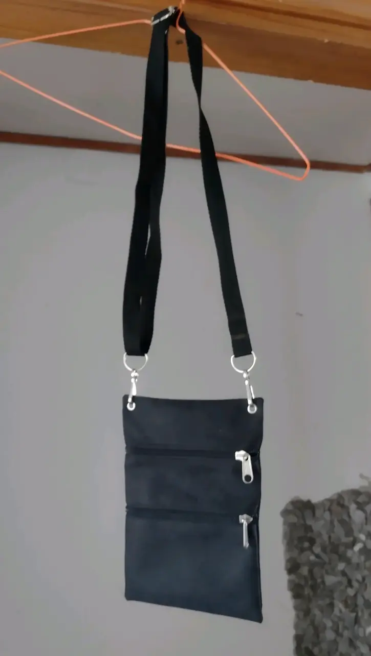 Bandolera negra con cierres - 2