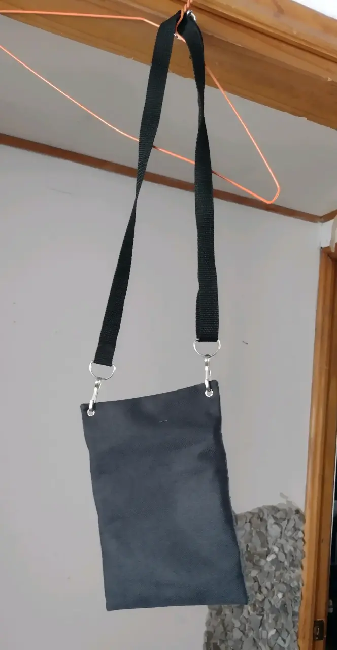 Bandolera negra con cierres - 3